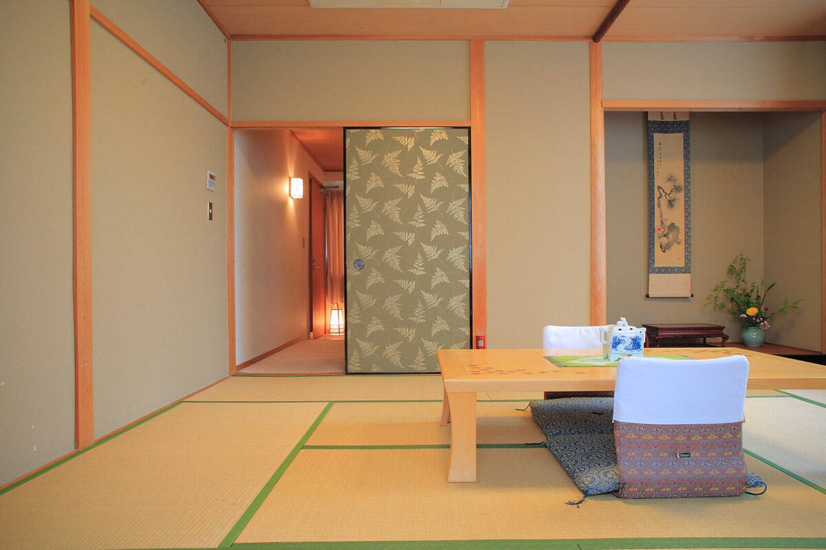 京唐紙の襖のある別館の和室